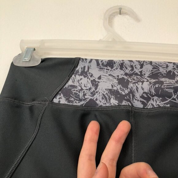 UNDER ARMOUR Mileage Printed Capri Gray Geometric Active Workout Leggings Small - Picture 12 of 12